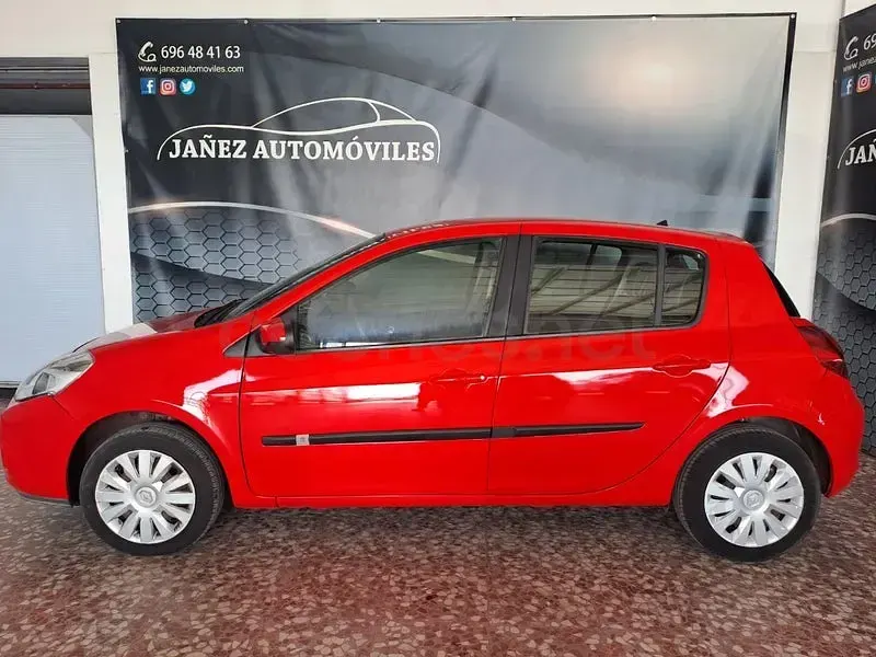 Usado Renault Clio II Authentique 75 CV (55 kW) 2010 Rojo Berlina