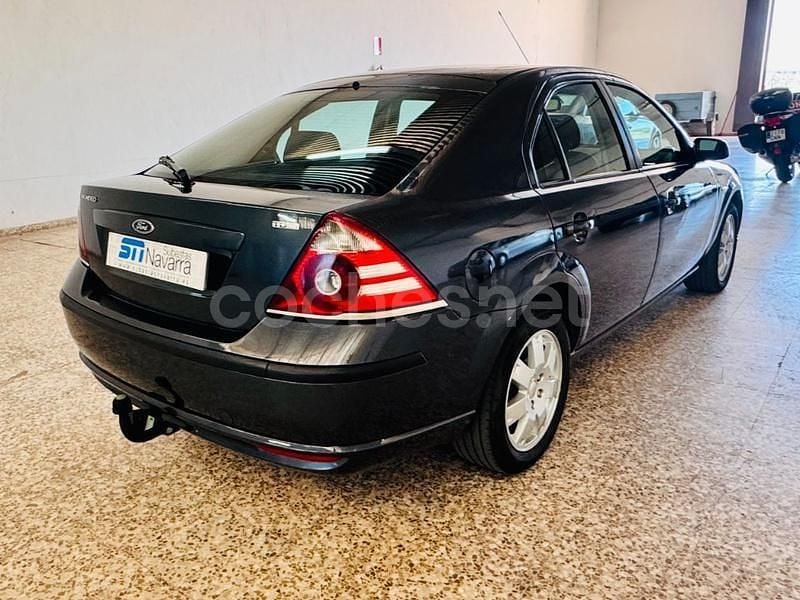 Usado Ford Mondeo Futura 130 CV (95 kW) 2006 Gris / plata Berlina