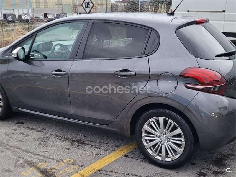 Usado Peugeot 208 Signature Sky 82 CV (60 kW) 2019 Gris / plata Utilitario