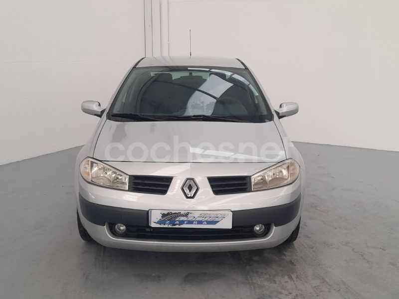 Gris / plata Usado 2005 Renault Mégane II Authentique Berlina | 2900 € (Un poco caro) - Imagen 1/4