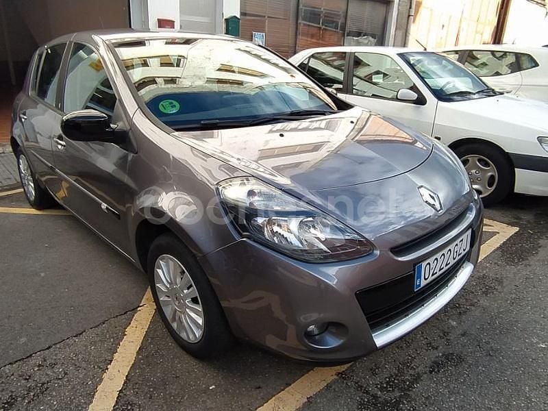 Usado Renault Clio II 75 CV (55 kW) 2010 Gris / plata Berlina