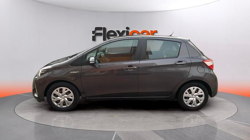 Usado Toyota Yaris Hybrid Active 100 CV (73 kW) 2019 Gris Utilitario