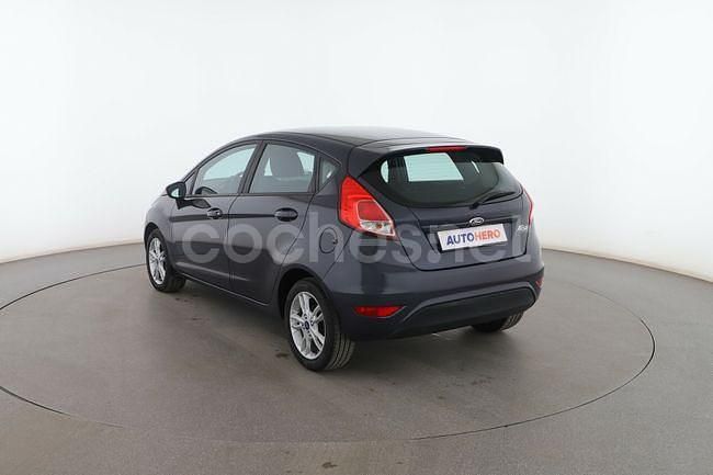 Usado Ford Fiesta Trend 83 CV (61 kW) 2015 Gris Utilitario