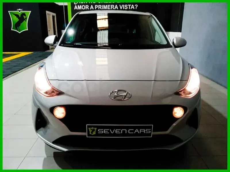 Usado Hyundai i10 67 CV (49 kW) 2021 Gris / plata Utilitario