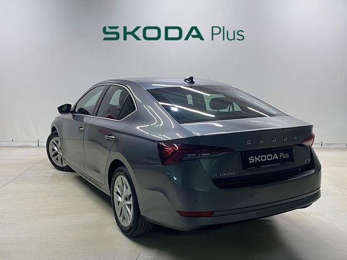 Gris / plata Usado 2024 Skoda Octavia Selection Berlina | 25.500 € (Precio justo) - Imagen 1/4