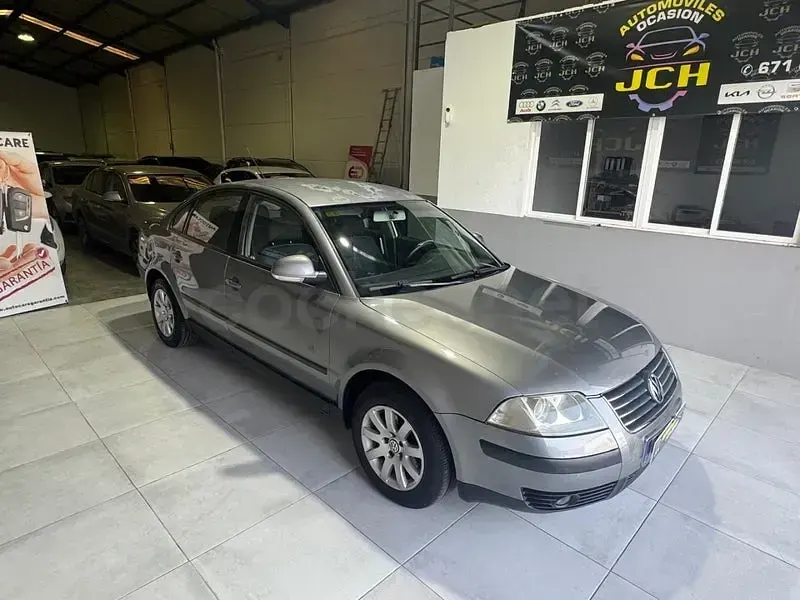 Usado VW Passat Comfortline 130 CV (95 kW) 2004 Gris / plata Berlina