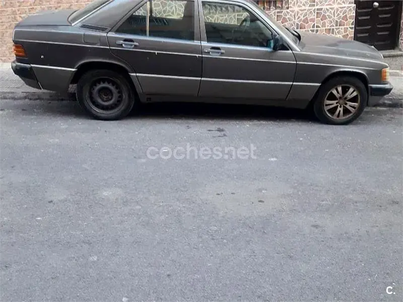 Usado Mercedes 190 94 CV (69 kW) 1991 Gris / plata Berlina