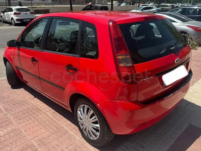 Usado Ford Fiesta Trend 80 CV (58 kW) 2004 Rojo Utilitario