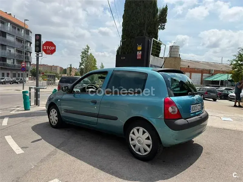Usado Renault Clio II 75 CV (55 kW) 2004 Azul Berlina