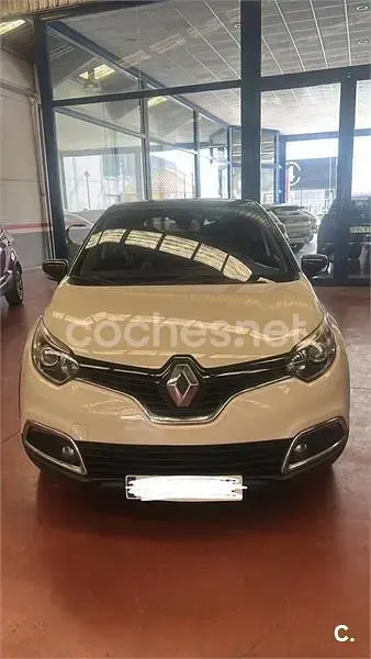 Usado Renault Captur Intens 90 CV (66 kW) 2016 Beige SUV