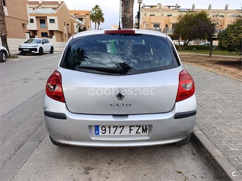 Usado Renault Clio II 85 CV (62 kW) 2008 Blanco Berlina