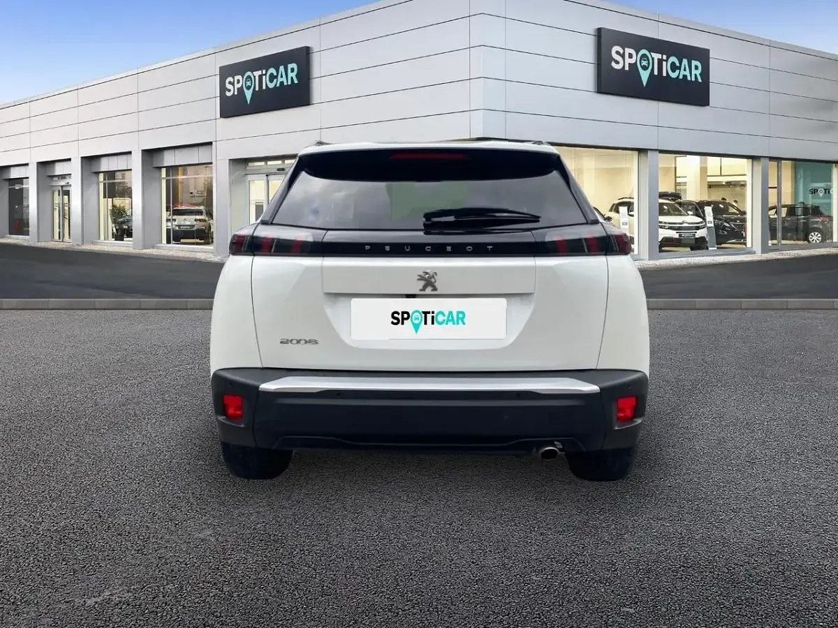 Usado Peugeot 2008 Allure 130 CV (95 kW) 2021 Blanco SUV
