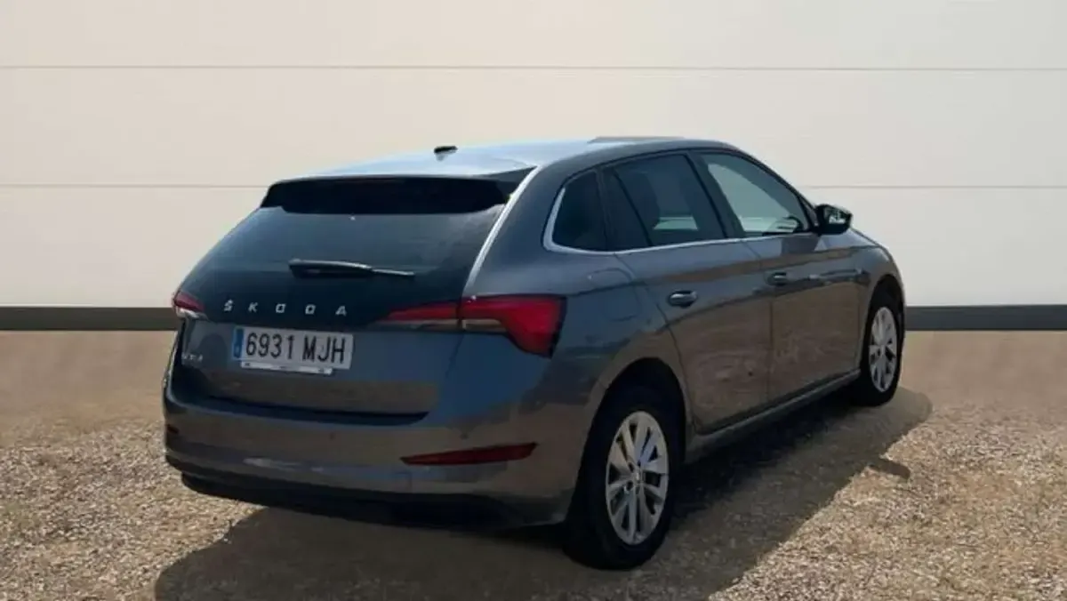 Usado Skoda Scala Ambition 110 CV (80 kW) 2023 Blanco Utilitario
