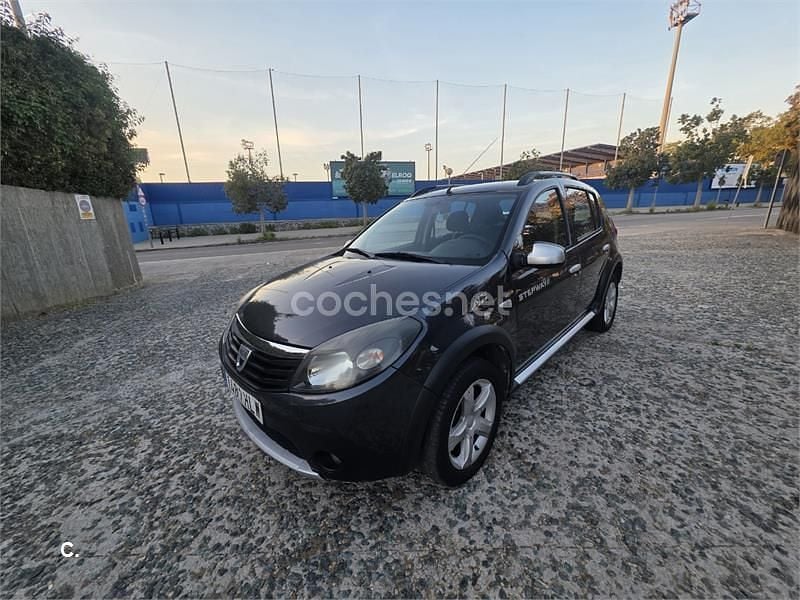 Usado Dacia Sandero Stepway 90 HP (66 kW) 2012 Cinzento Sedan
