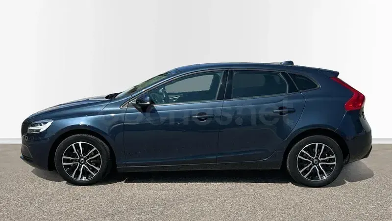 Usado Volvo V40 Momentum 120 CV (88 kW) 2018 Azul Berlina