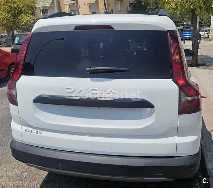 Usado Dacia Jogger Expression 100 CV (73 kW) 2023 Blanco Monovolumen
