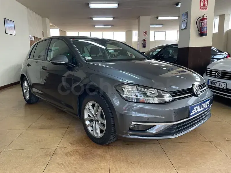 Usado VW Golf VII Advance 125 CV (91 kW) 2017 Gris / plata Berlina