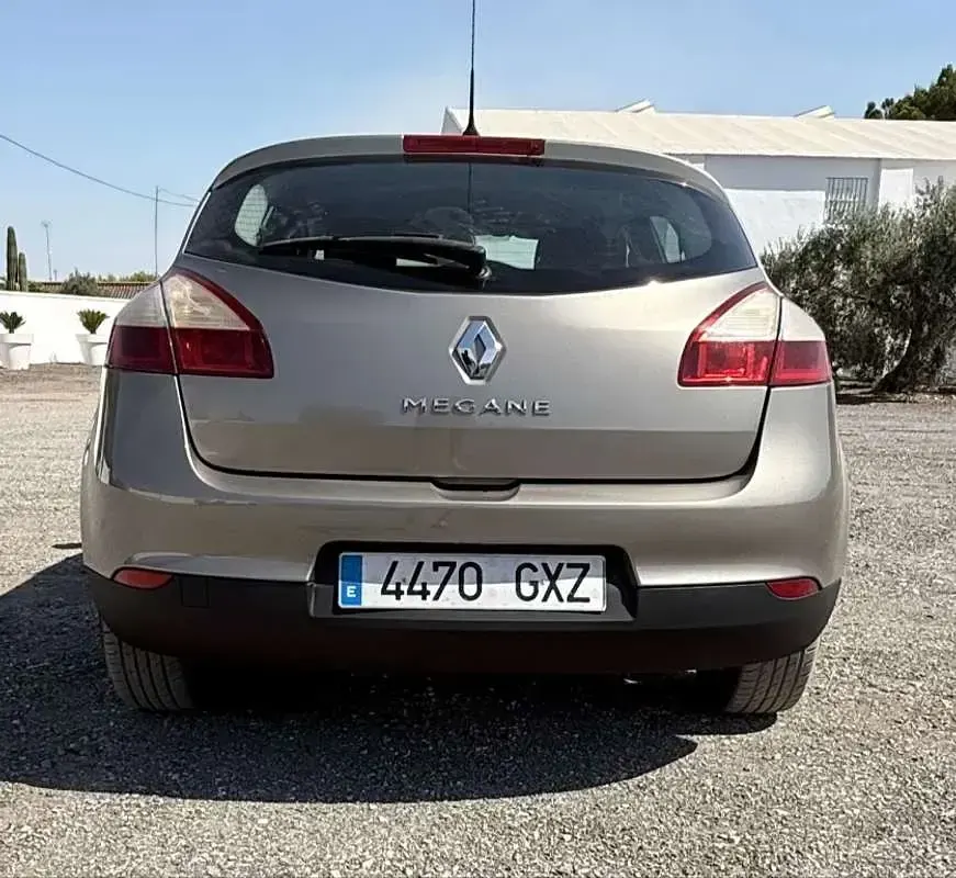 Usado Renault Mégane III Dynamique 111 CV (81 kW) 2010 Gris Utilitario