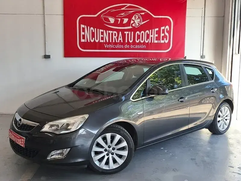 Usado Opel Astra Cosmo 115 CV (84 kW) 2010 Gris / plata Berlina
