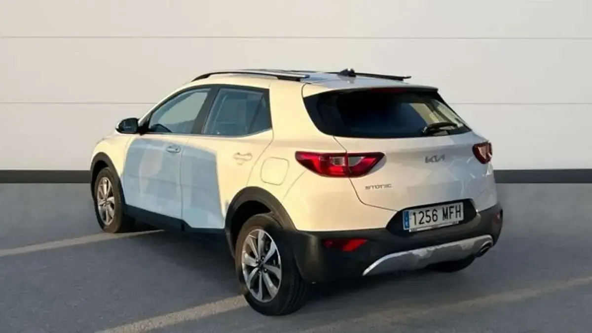 Usado Kia Stonic 84 CV (61 kW) 2023 Blanco SUV