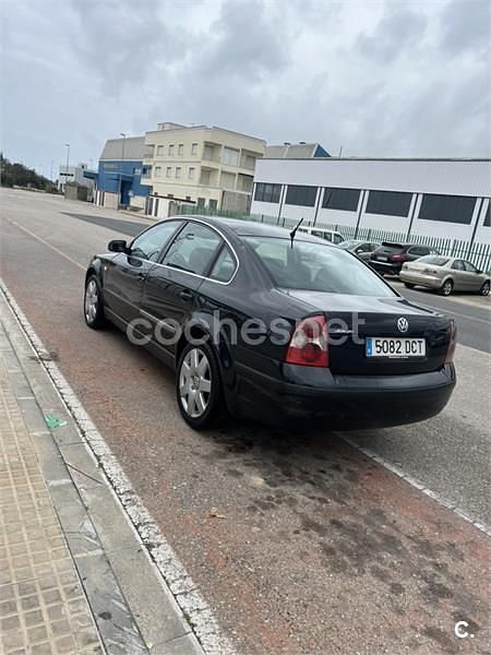 Usado VW Passat Trendline 130 CV (95 kW) 2004 Negro Familiar