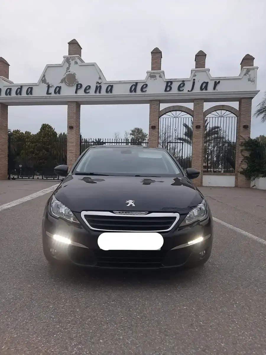 Usado Peugeot 308 Access 100 CV (73 kW) 2016 Negro