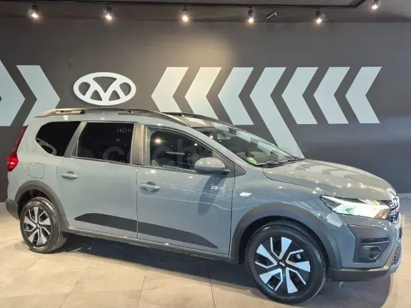 Usado Dacia Jogger Expression 110 CV (80 kW) 2025 Gris / plata Monovolumen