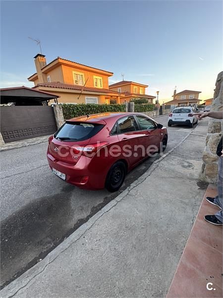 Usado Hyundai i30 110 CV (80 kW) 2015 Rojo Berlina