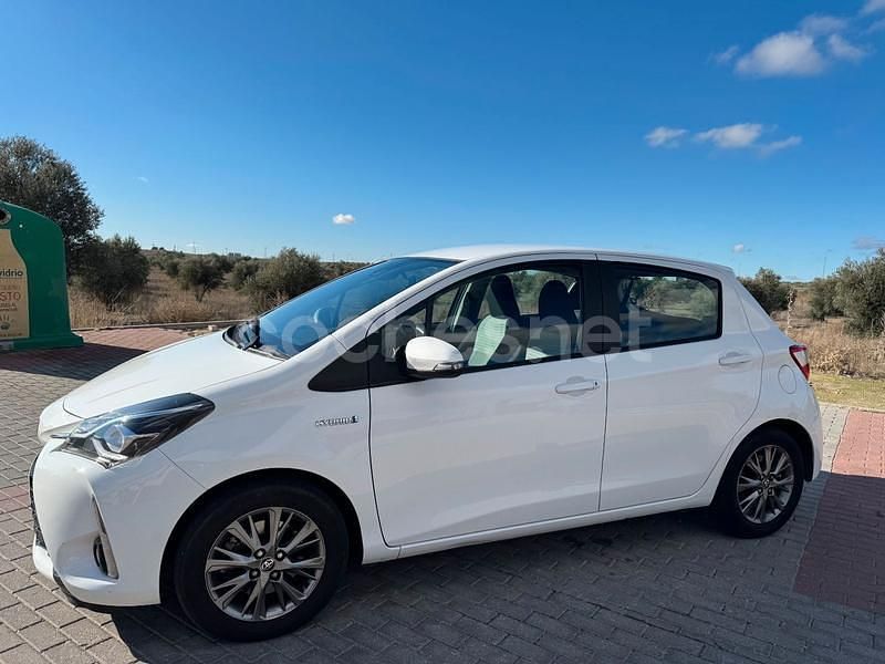 Usado Toyota Yaris Hybrid 100 CV (73 kW) 2020 Blanco Berlina