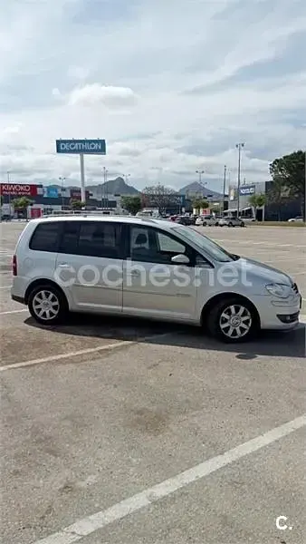 Usado VW Touran 140 CV (102 kW) 2009 Gris / plata Monovolumen
