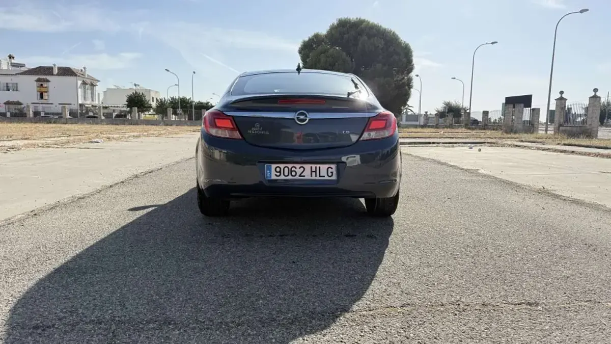 Usado Opel Insignia Edition 131 CV (96 kW) 2012 Azul Berlina