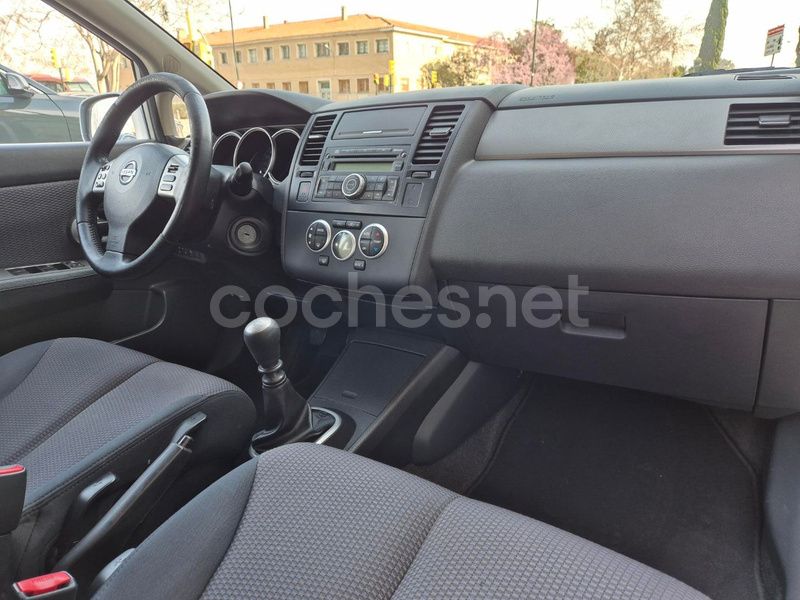 Gris / plata Usado 2009 Nissan Tiida Tekna Berlina | 3999 € - Imagen 1/2