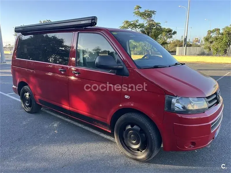 Usado VW Multivan Startline 102 CV (75 kW) 2010 Rojo Monovolumen