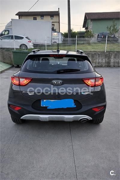 Usado Kia Stonic 100 CV (73 kW) 2021 Gris / plata SUV