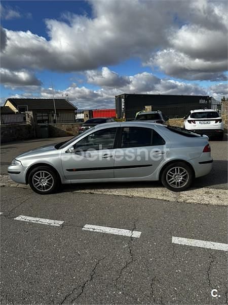 Usado Renault Laguna II Dynamique 136 CV (100 kW) 2003 Gris / plata Berlina
