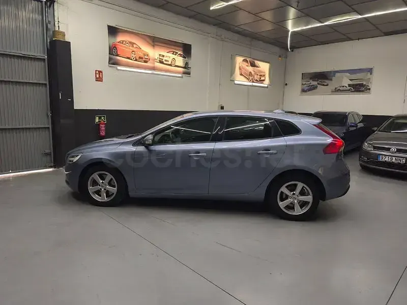Usado Volvo V40 R-Design Momentum 120 CV (88 kW) 2018 Gris / plata Berlina