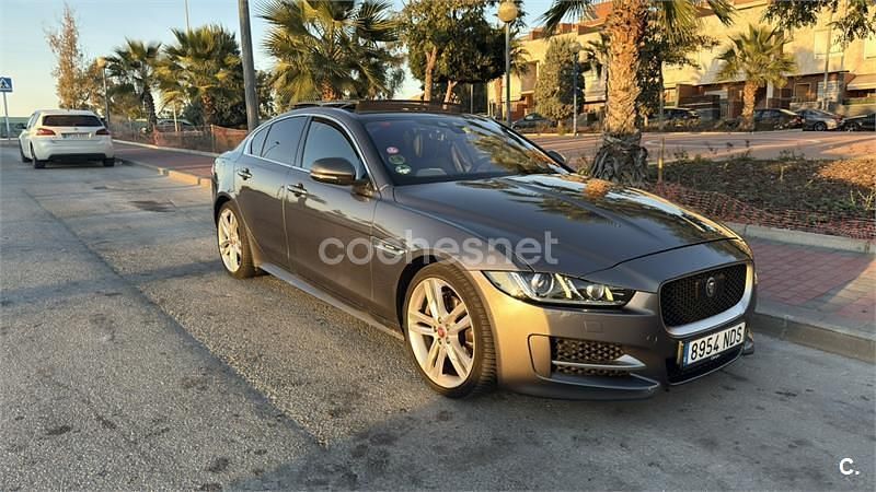 Usado Jaguar XE R-Sport 200 CV (147 kW) 2018 Gris / plata Berlina