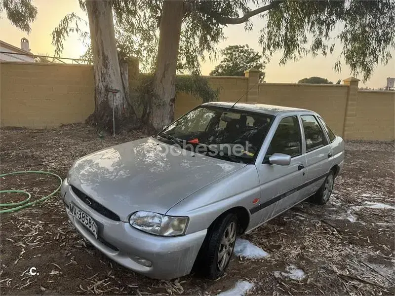 Usado Ford Escort 90 CV (66 kW) 2000 Gris / plata Berlina