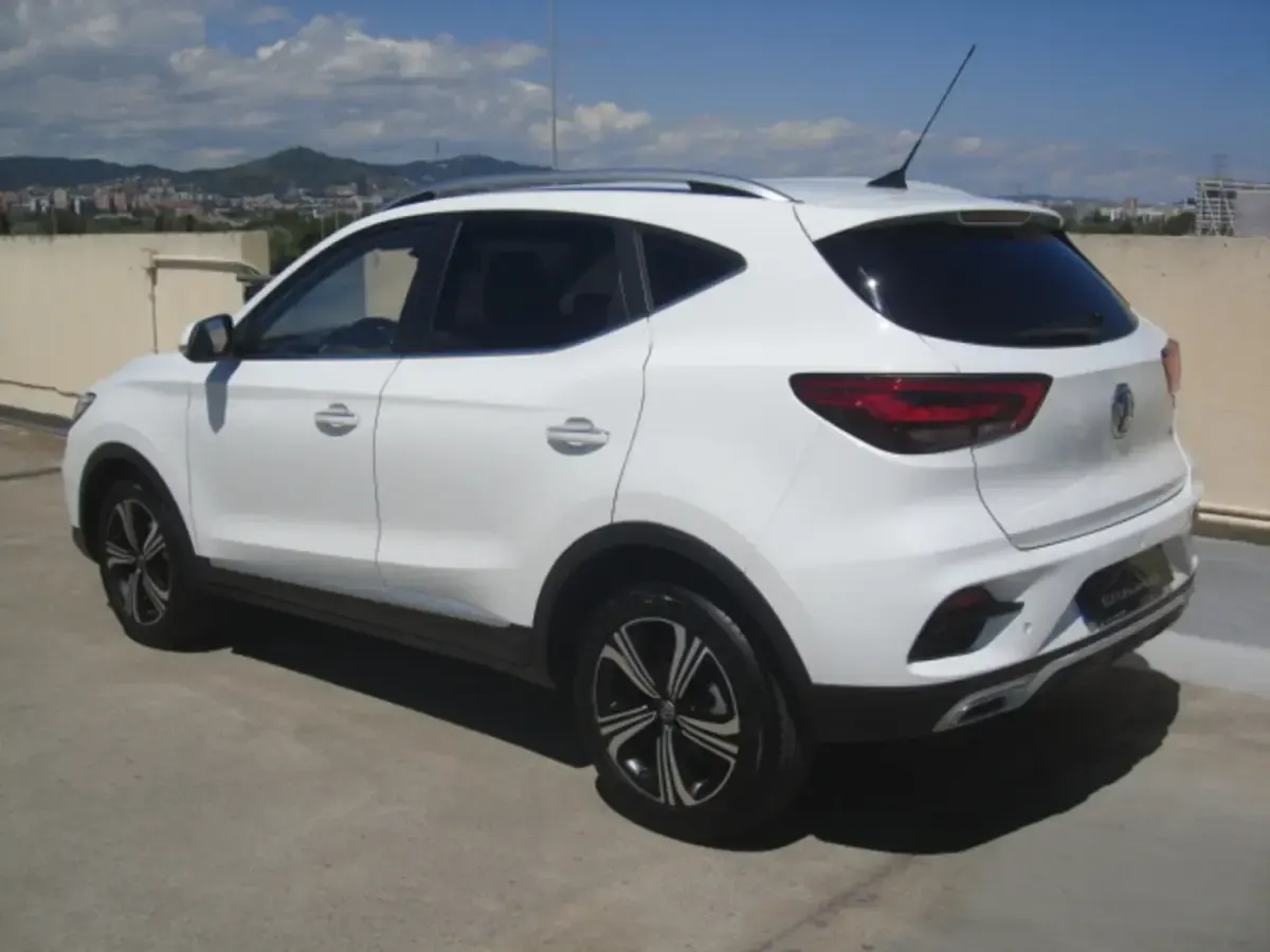 Usado MG ZS Luxury 111 CV (81 kW) 2023 Blanco SUV