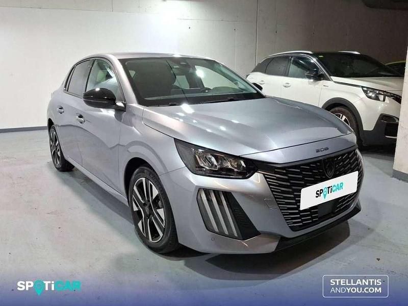 Usado Peugeot 208 Allure 102 CV (75 kW) 2024 Rojo Utilitario