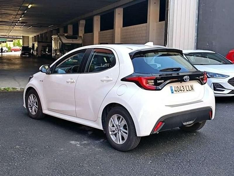 Usado Toyota Yaris Hybrid Active 99 CV (72 kW) 2020 Blanco Utilitario
