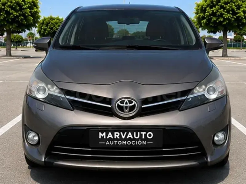 Usado Toyota Verso Business Edition 112 CV (82 kW) 2016 Gris / plata Monovolumen