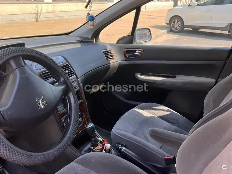 Usado Peugeot 307 90 CV (66 kW) 2004 Amarillo Berlina