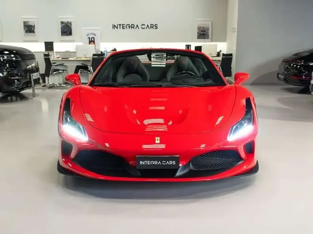 Begagnad Ferrari F8 711 HK (522 kW) 2022 Röd Cab