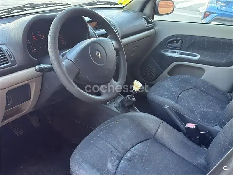 Usado Renault Clio 75 CV (55 kW) 2002 Gris / plata Berlina
