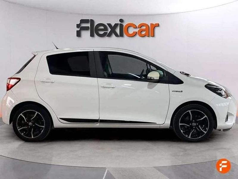 Usado Toyota Yaris Hybrid 100 CV (73 kW) 2017 Blanco Berlina