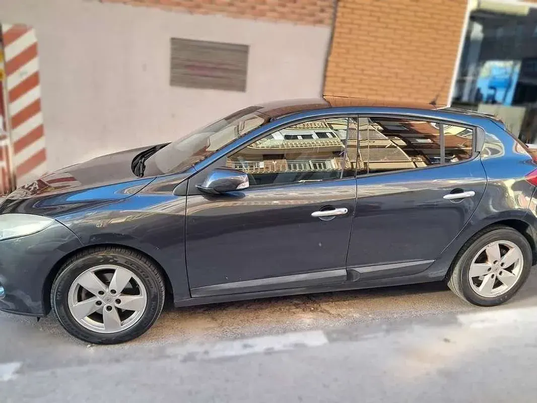 Usado Renault Mégane Dynamique 106 CV (77 kW) 2010 Gris Utilitario