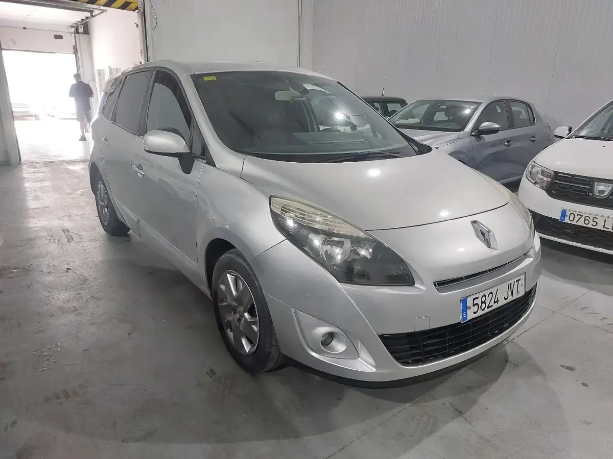 Usado Renault Scénic Intens 110 CV (80 kW) 2016 Gris / plata Monovolumen