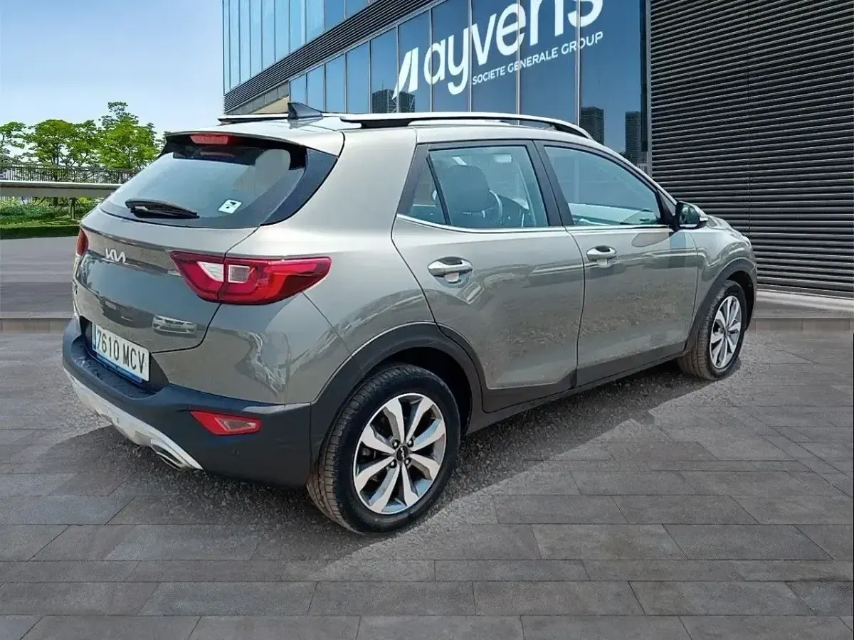 Usado Kia Stonic 120 CV (88 kW) 2022 Verde SUV