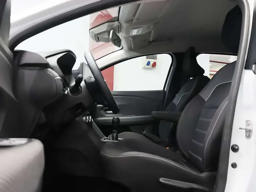 Usado Dacia Sandero Expression 91 CV (66 kW) 2025 Blanco Utilitario